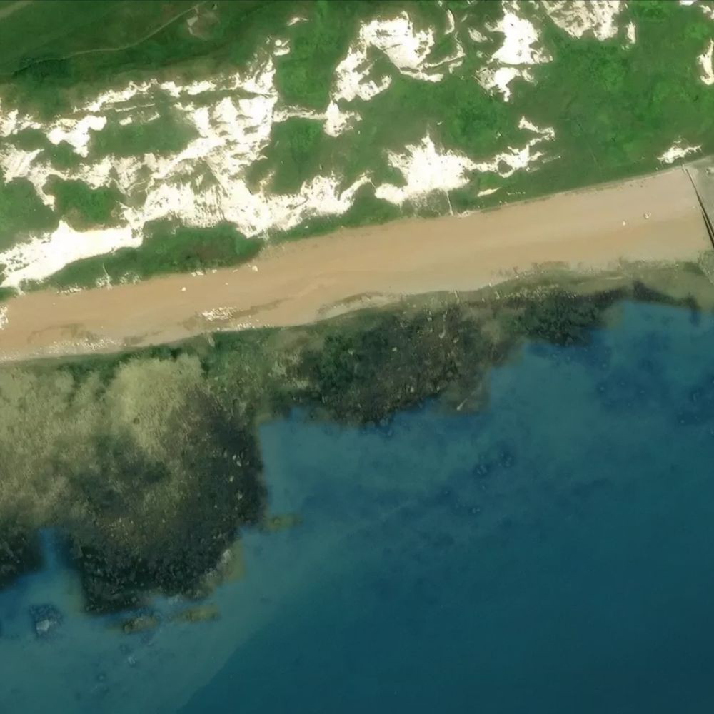 Samphire Hoe at low water: the dry beach shaded on a satellite map
